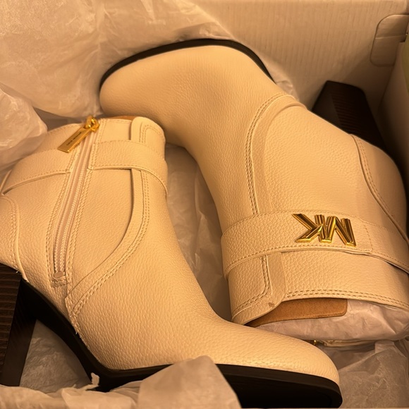 Michael Kors Jilly heeled Bootie in Light Cream - Picture 5 of 8